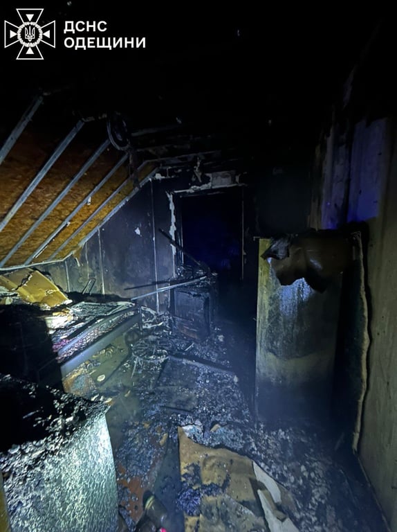 В Одесі палав житловий будинок — фотографії наслідків - фото 3
