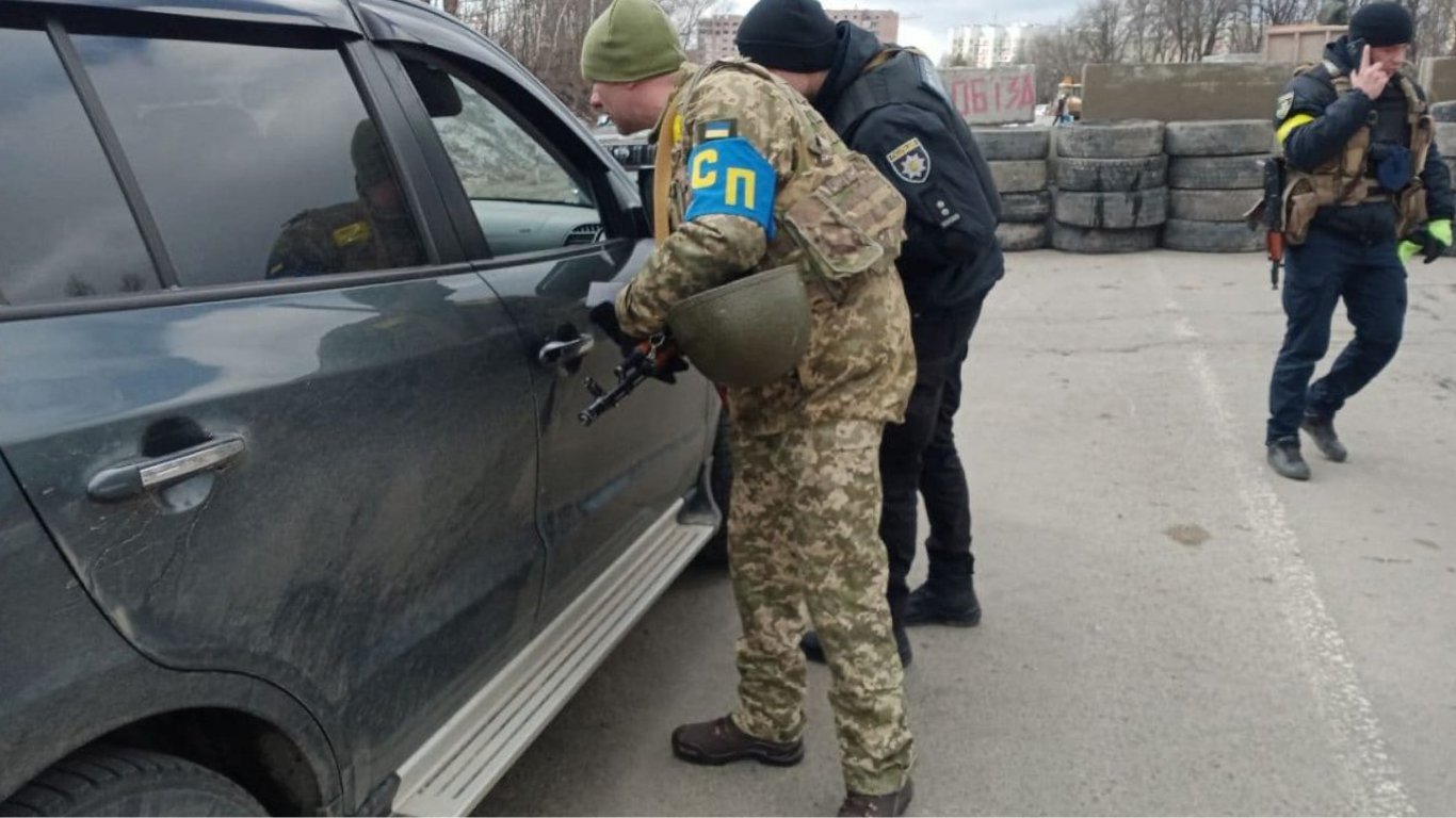 Юрист розповів, чи продовжать в Україні вручати повістки на блокпостах