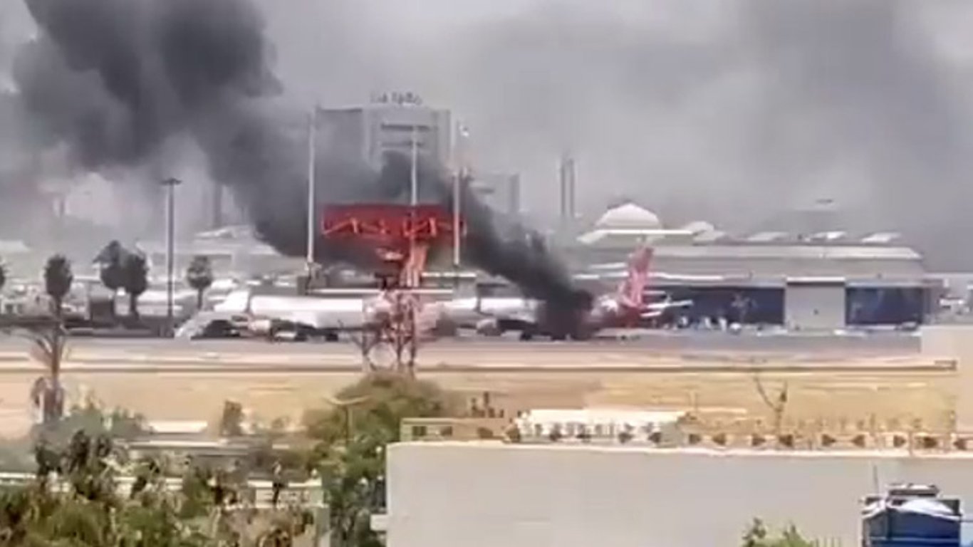 У Судані через бойові дії горить літак української авіакомпанії: подробиці