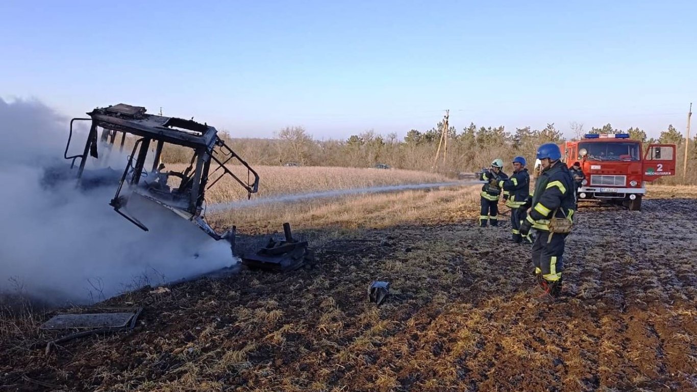 В Николаевской области в поле взорвался трактор