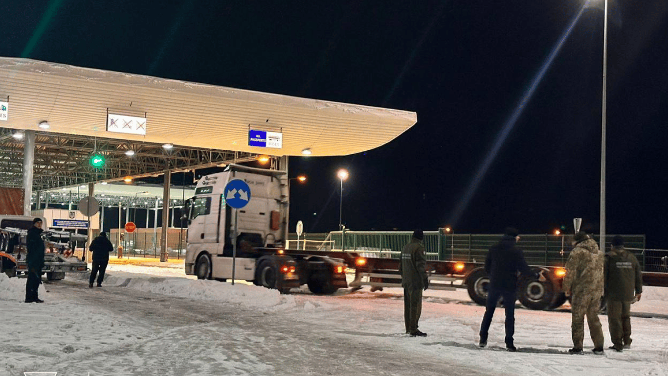 На одному з пунктів пропуску на кордоні з Польщею почали оформляти вантажівки