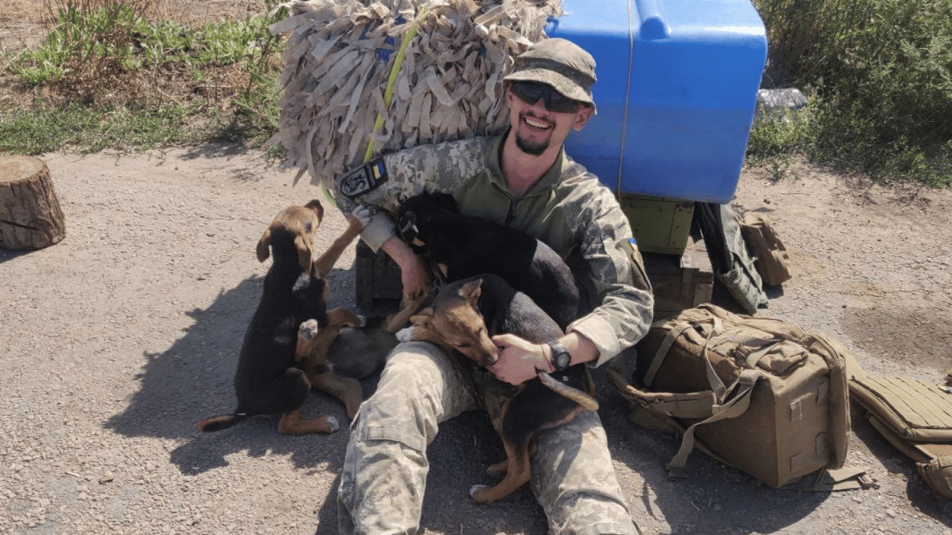 Морський піхотинець Хуан Альберто Лейва Гарсія з собаками 