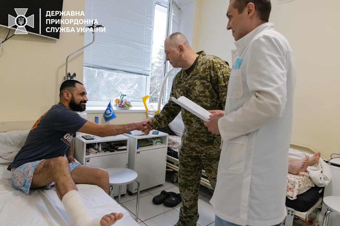Дейнеко посетил в больнице украинских пограничников