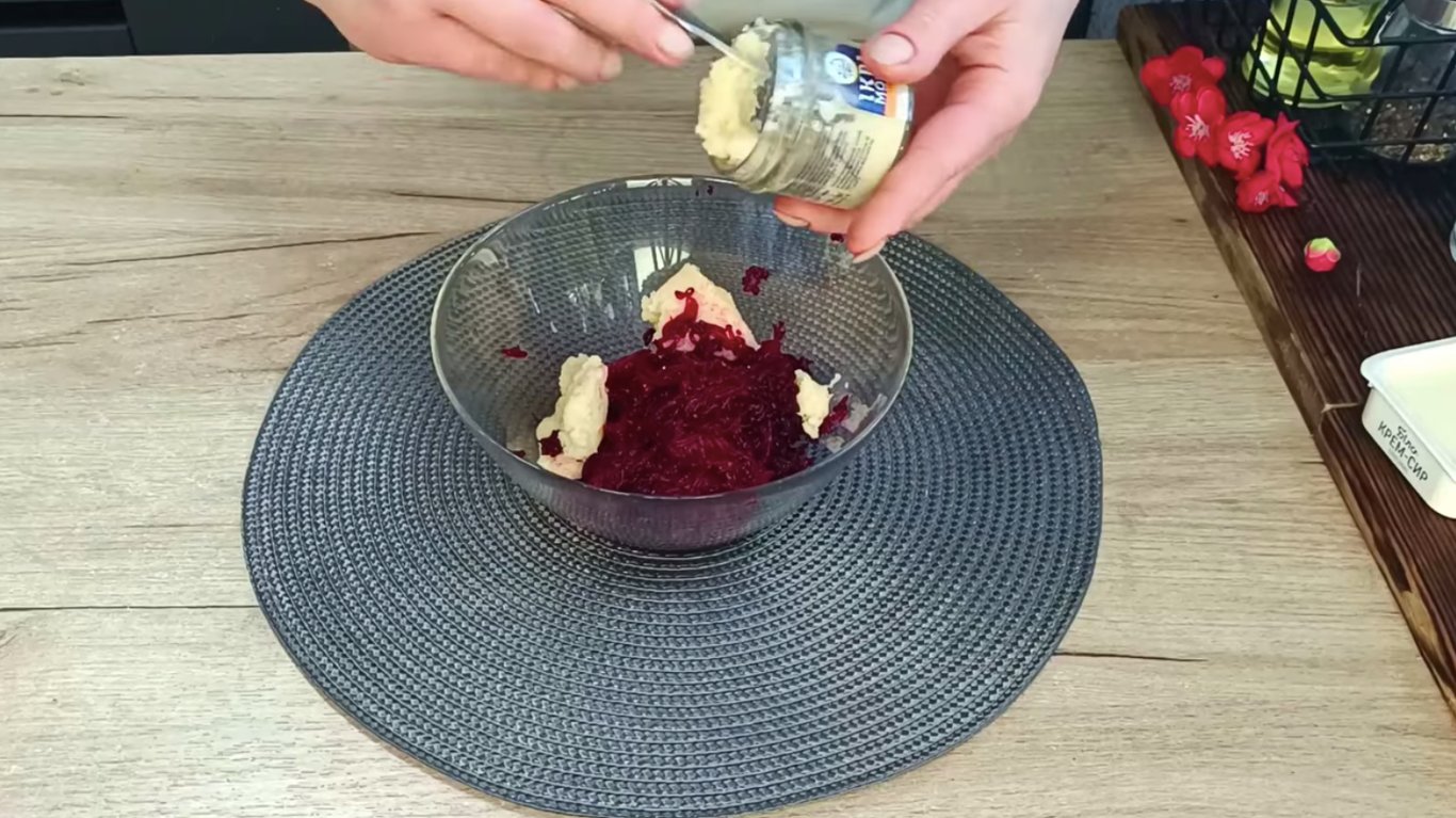 бурякова намазка для бутербродів з крем-сиром та ікрою мойви