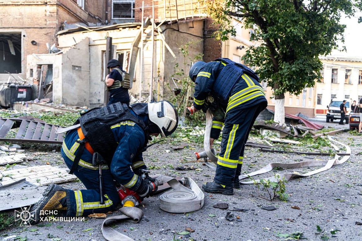 Вибиті вікна та пошкоджена будівля у лікарні Харкова