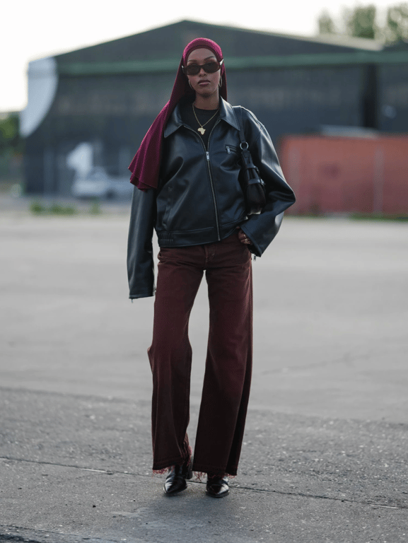 Бордові джинси носіть з ковбойськими чоботами