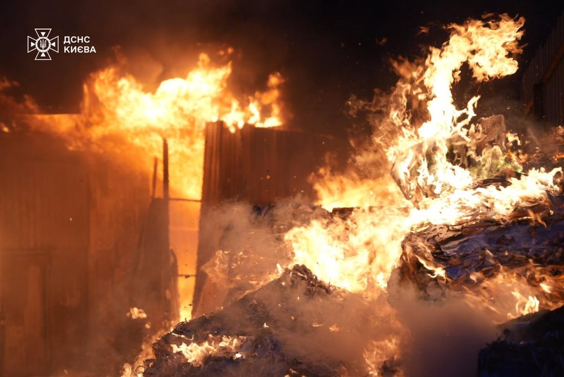 Вогонь охопив будівлю після атаки на Київ 6 квітня