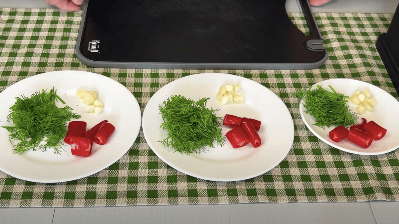 смачні кисло-солодкі мариновані огірки за два дні