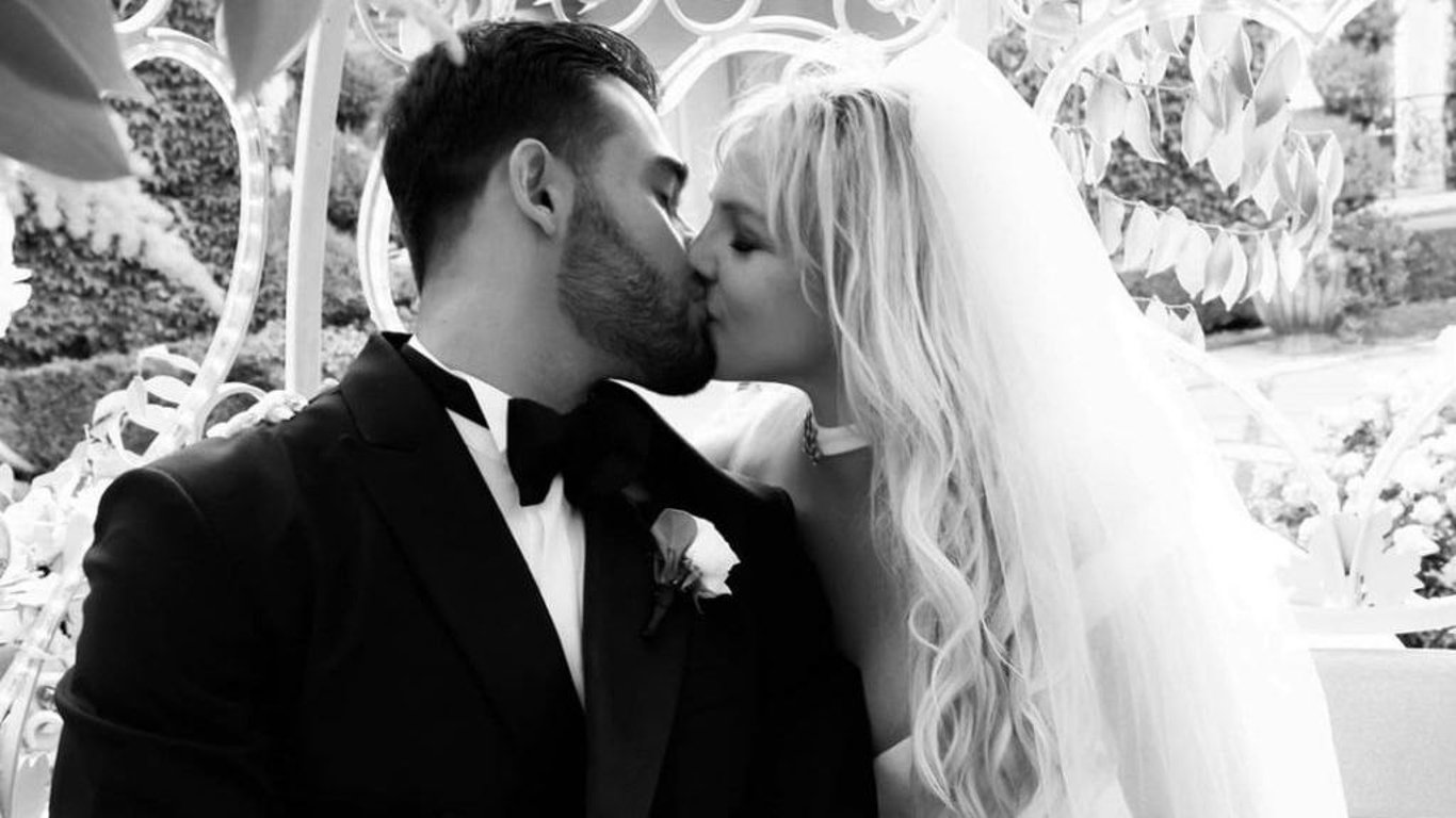 Мужчина Бритни Спирс поздравил ее с первой годовщиной свадьбы.