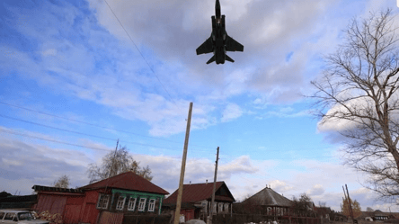 Облезлые дома и разрушенные крыши: как выглядит поселок Саваслейка, где взлетает МиГ-35 - 285x160