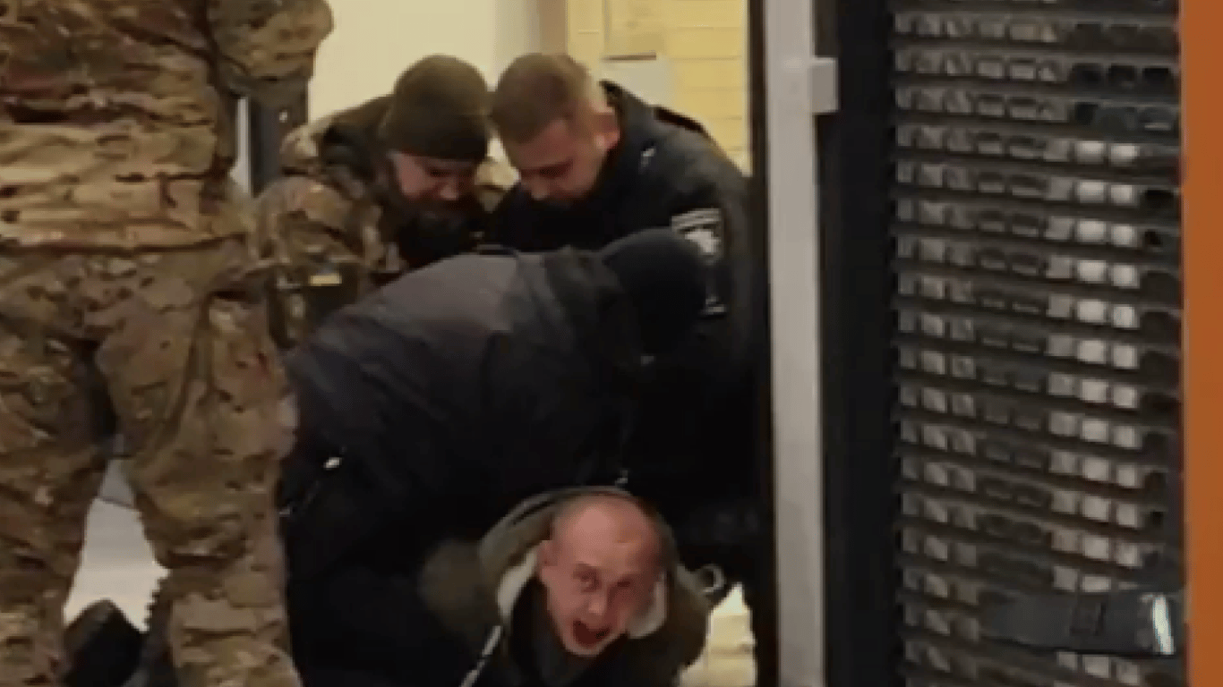 У Львові жорстко затримали чоловіка серед ТРЦ – несподіване пояснення інциденту