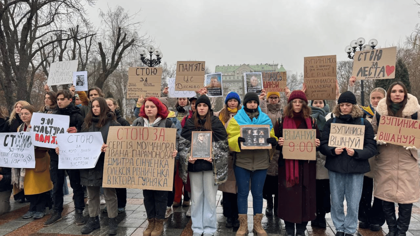 Хвилина мовчання — у Києві відбулася акція вшанування пам'яті загиблих військових