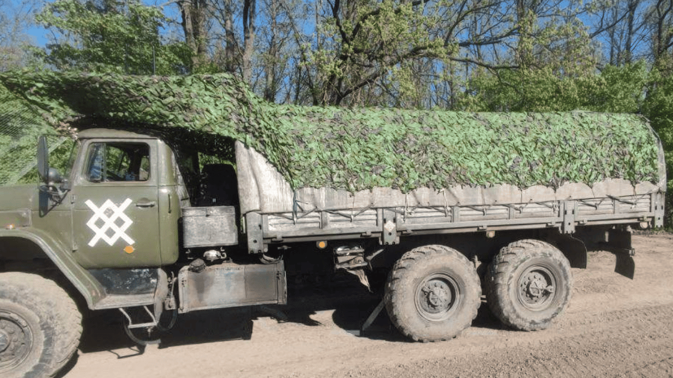 Россияне наносят новые тактические знаки на военную технику