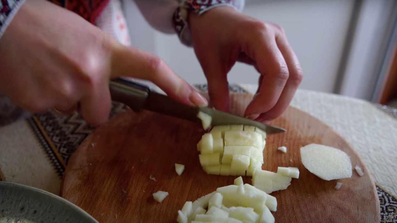 оливье с курицей и яблоками 