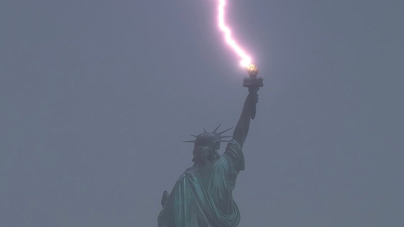 Молния ударила по факелу статуи Сбободы в Нью-Йорке