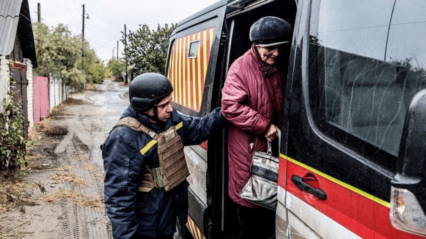 В ГСЧС показали, как эвакуируют людей из-под обстрелов в Харьковской области