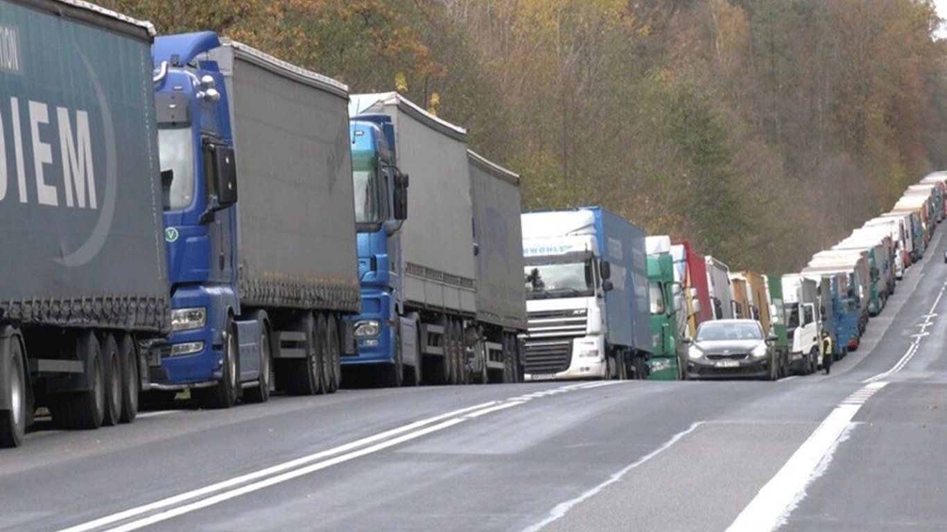 У ДПСУ назвали кількість вантажівок, які стоять у черзі на кордоні з Польщею