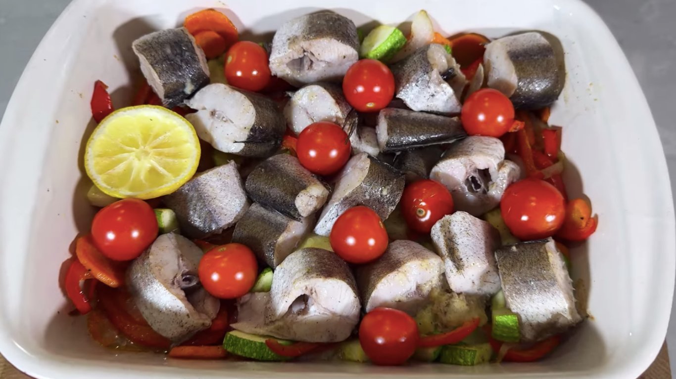 рецепт хека з овочами в духовці