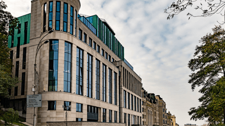 Посадовці КМДА ремонтували приватну будівлю за державні гроші - 290x166