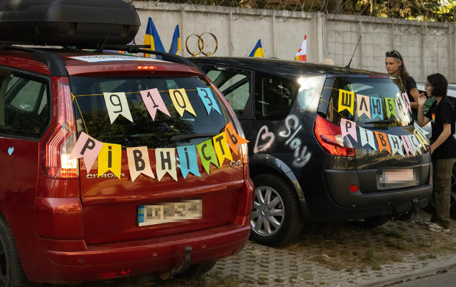 У Харкові відбувся ЛГБТ-автопробіг за участю військових — кожна з колон символізувала заклик - фото 4