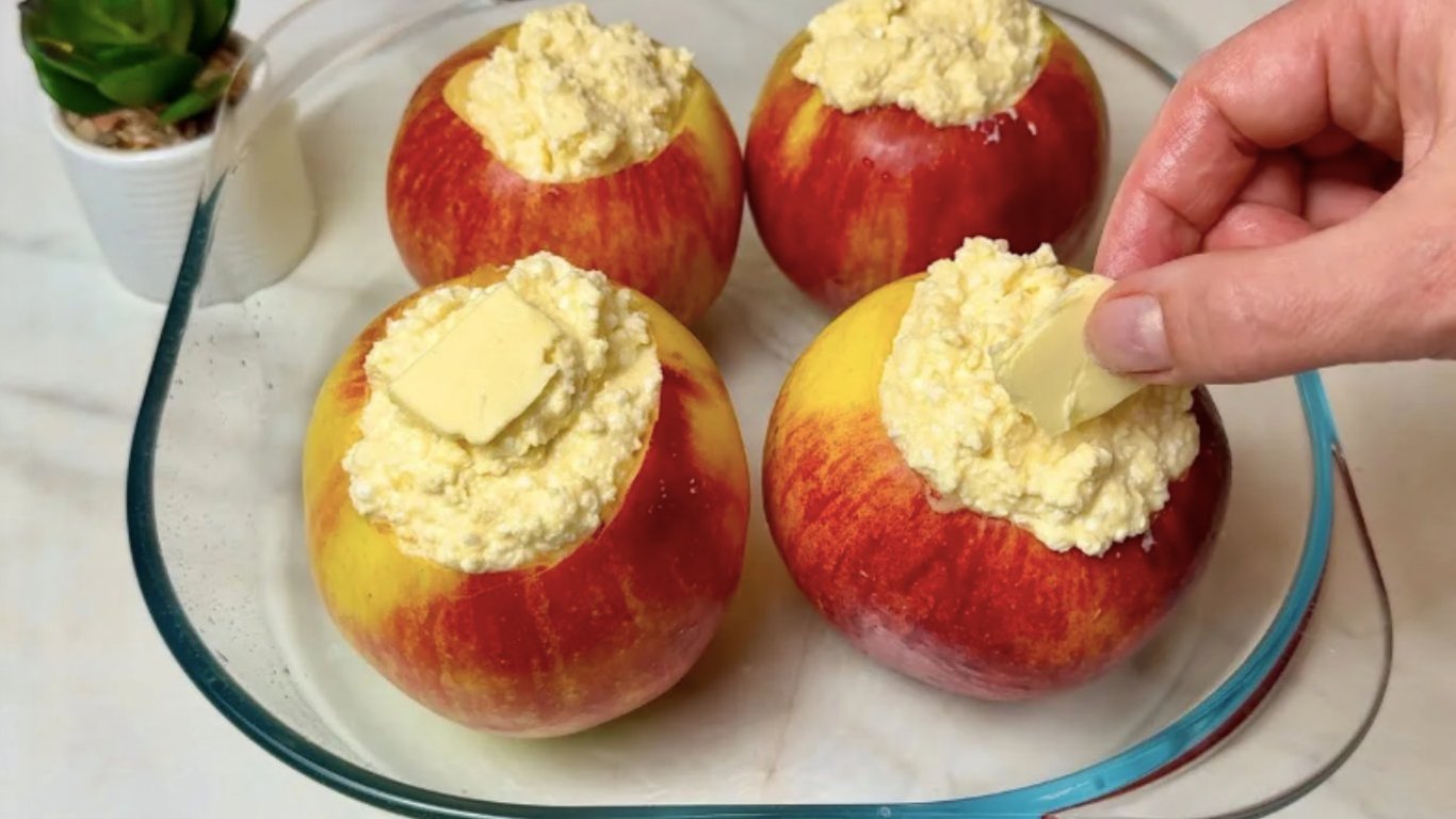 Идеально как десерт или даже завтрак: понадобится творог, яблоки и 1 яйцо