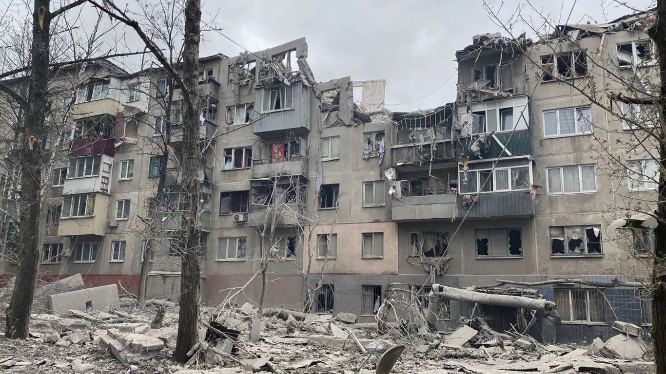 Из-под завалов дома в Славянске достали еще двоих погибших