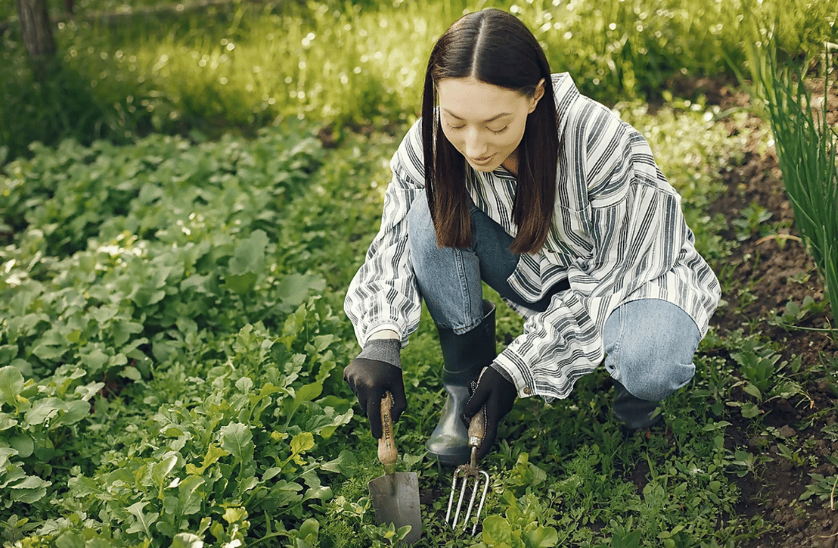 Женщина, работающая на огороде