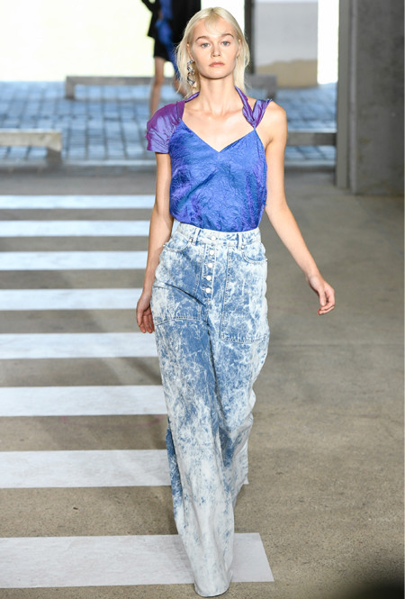 Девушка в "вареных" джинсах 80-тых