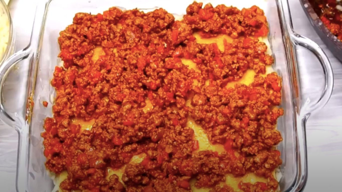 ароматна класична італійська лазанья з соусом бешамель