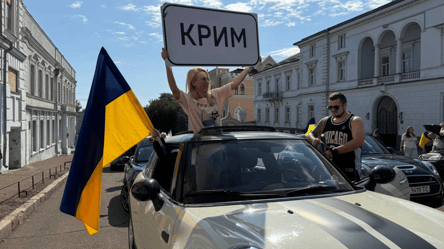 Одесити з прапорами влаштували гучний автопробіг — фото - 285x160