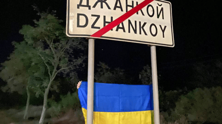 В Крыму подняли украинский флаг - 285x160