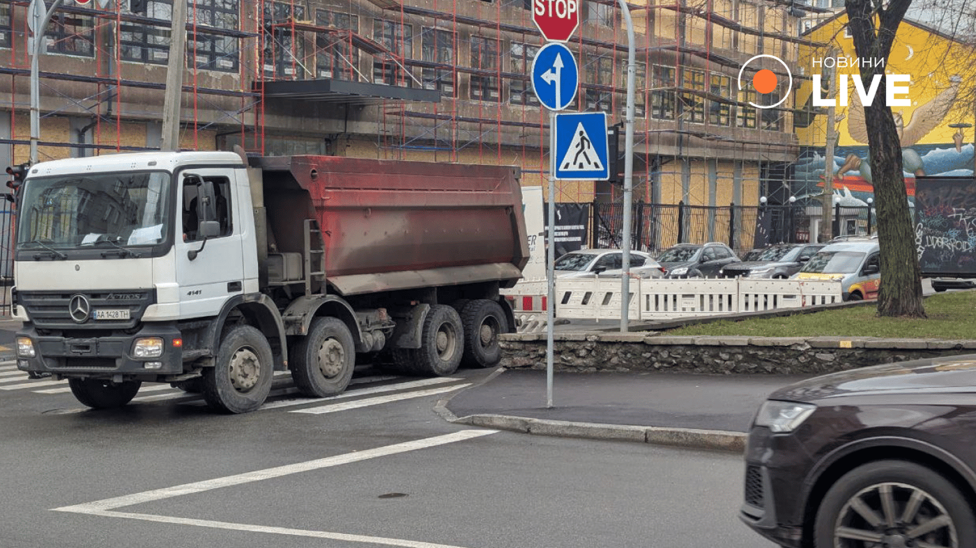 Вирва посеред дороги у Києві 10 грудня