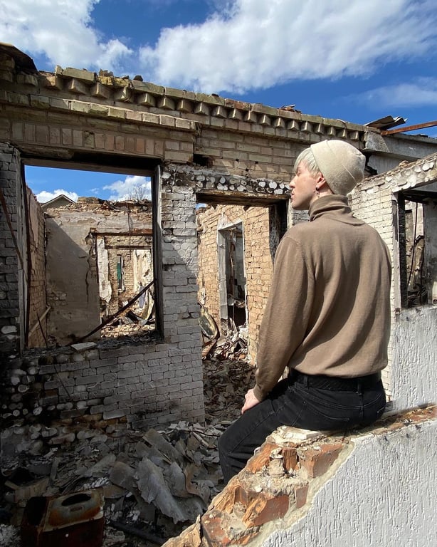 Егор Андрюшин возле разбомбленного дома в Киевской области