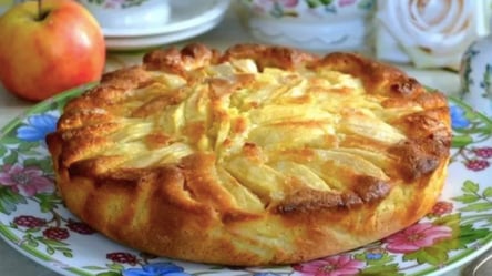 Рецепт шарлотки: сверху сахарная корочка, а внутри много яблок - 285x160
