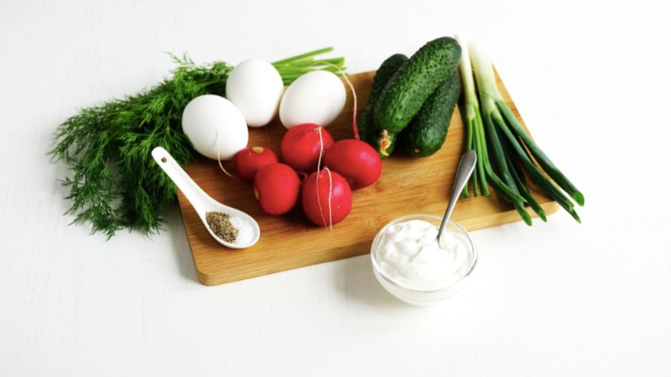 весняний салат з редискою, огірком та яйцем