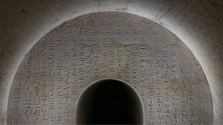 Знайдено давньоєгипетську гробницю з мумією, одержимою зміями — фото - 285x160