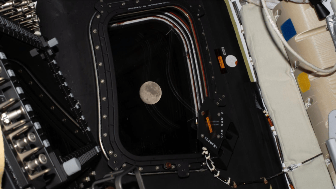 Экипаж "Артемиды II" установил рекорд дальности полета от Земли