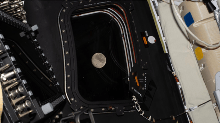 Экипаж "Артемиды II" установил рекорд дальности полета от Земли - 285x160