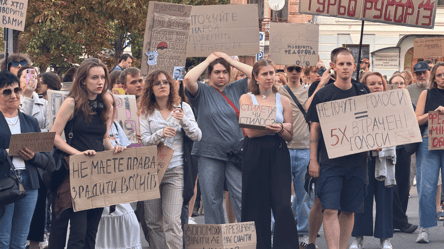 У Києві тривають мітинги проти відставки Федорова: фоторепортаж - 304x171