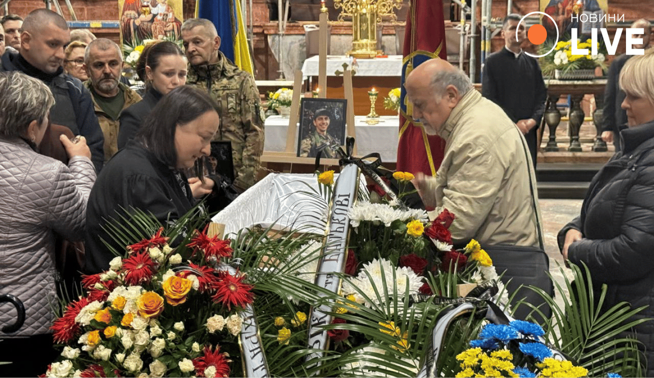 Софія Семчишин прощається зі своїм чоловіком. Фото: Новини.LIVE/Марта Байдака