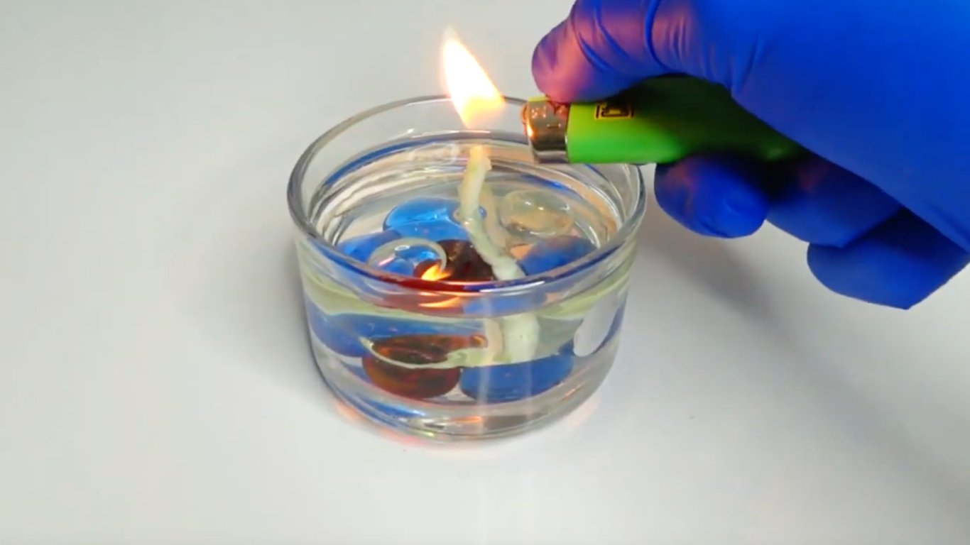 Поджигание фитиля самодельной вечной свечи.