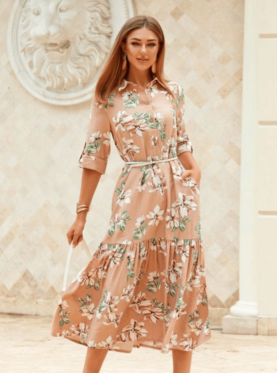 Девушка в платье с цветочным принтом