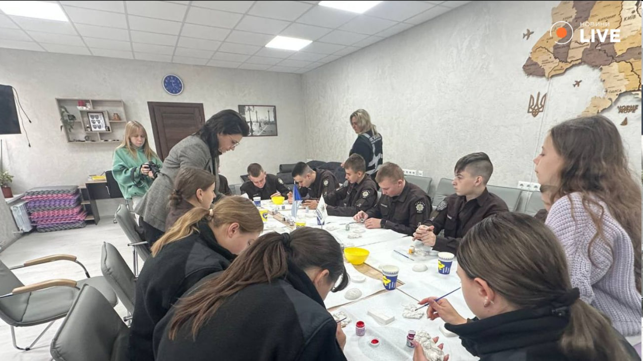 В Киеве провели арт-терапию для детей защитников — фоторепортаж - фото 4