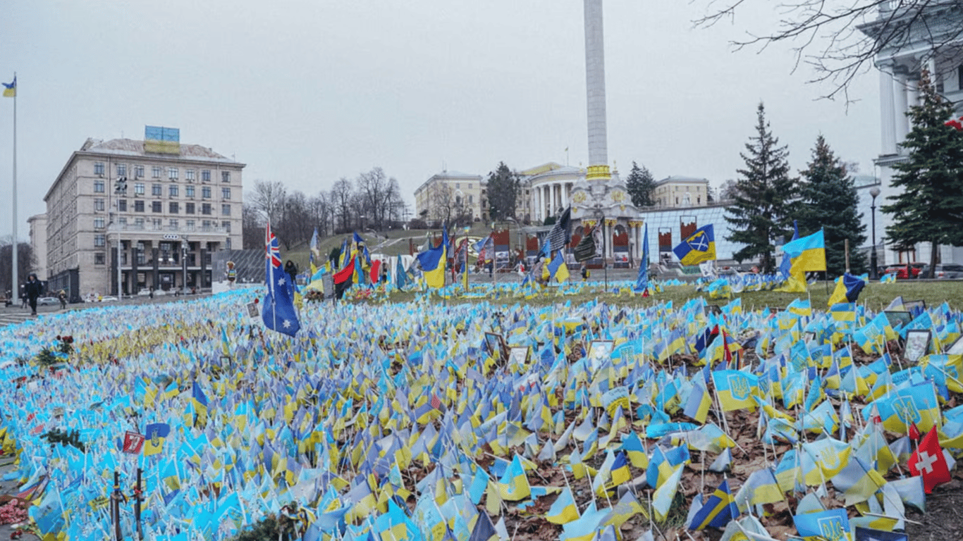 Мемориал памяти на Майдане Независимости в Киеве - мужчина хотел поджечь флажки