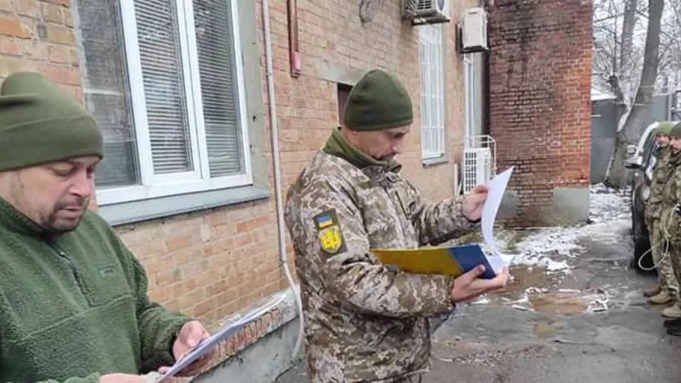 В двух киевских ТЦК незаконно списали офицеров запаса с военного учета