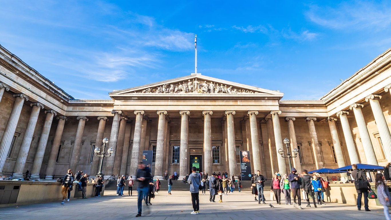Из Британского музея похитили тысячи драгоценных артефактов