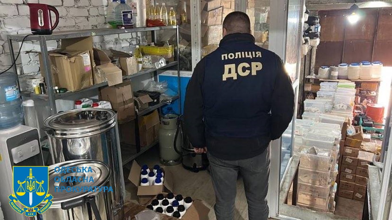 "Брендовые духи": в Одесской области остановили подпольное производство парфюмерии