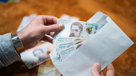 Мінфін назвав зарплати чиновників: кому нарахували найбільше - 290x166