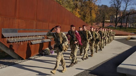 Львівські десантники взяли участь у сержантському флешмобі: яким маршрутом йшли - 285x160