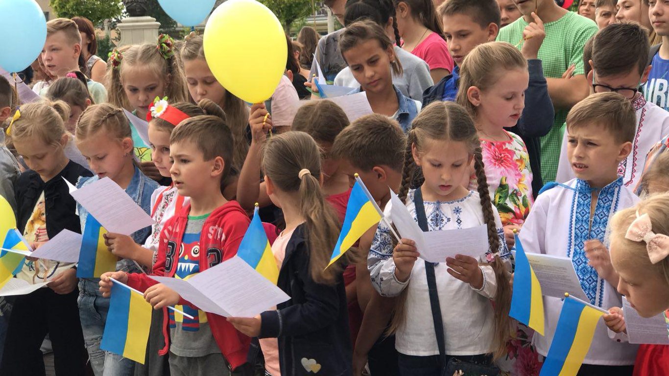 Как праздновали День Конституции Украины до войны – интересные факты